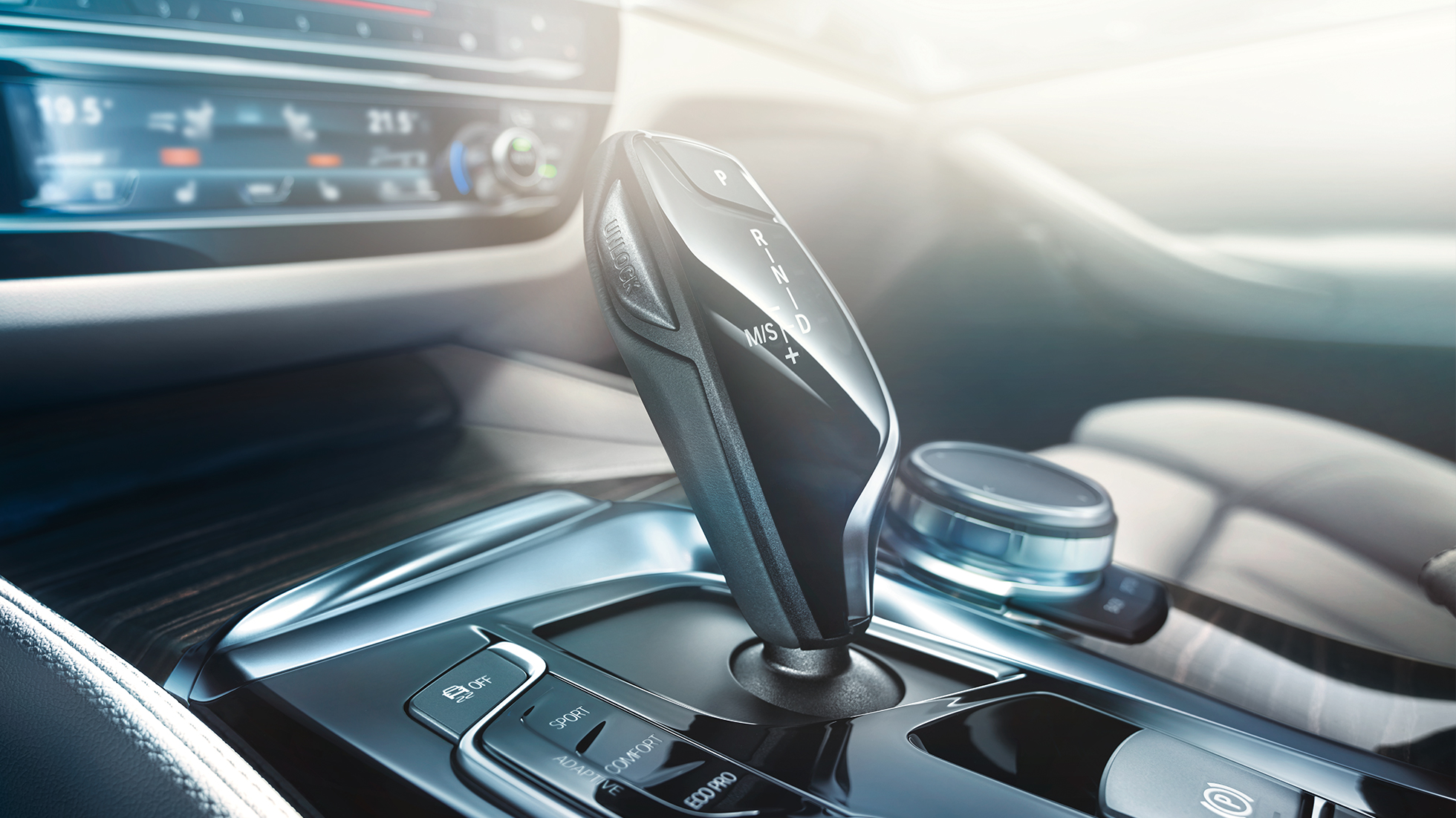 Vairuotojo erdvės dizainas BMW 5 serijos sedanas Vairuotojo erdvė BMW 5 serijos sedanas 540i sedanas G30 Bluestone metaliko spalvos