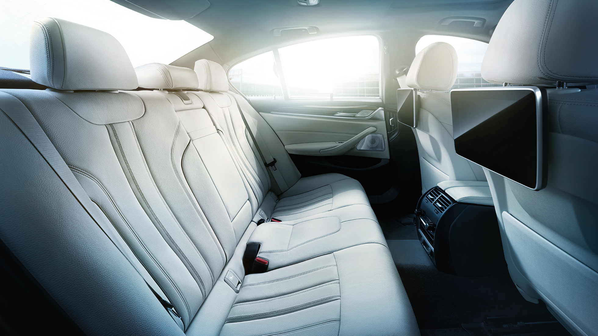 Apmušalai BMW 5 serijos sedanas Apmušalai BMW 5 serijos sedanas 540i sedanas G30 Bluestone metaliko spalvos interjeras