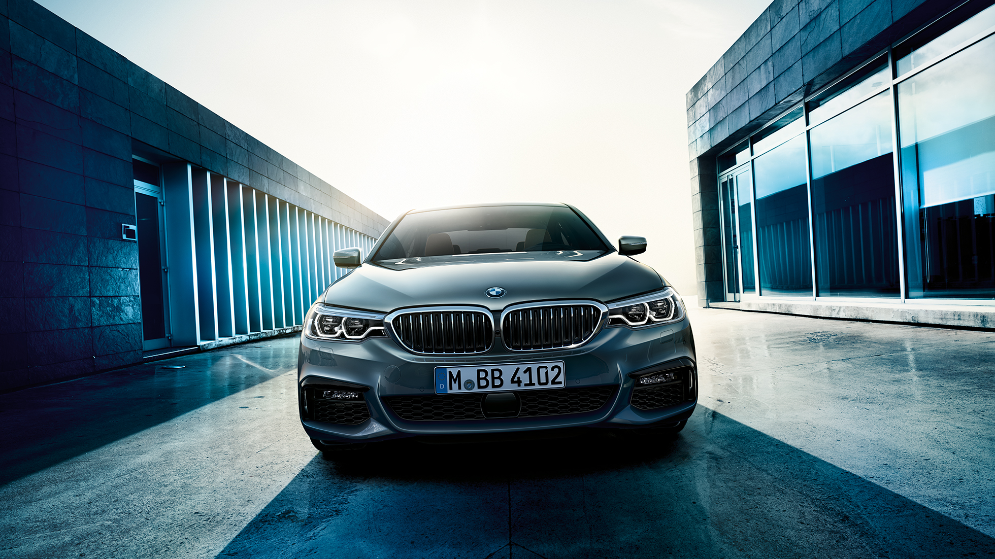 Eksterjeras BMW 5 serijos sedanas Eksterjeras BMW 5 serijos sedano akcentai 540i sedanas G30 Bluestone metaliko spalvos vaizdas iš priekio