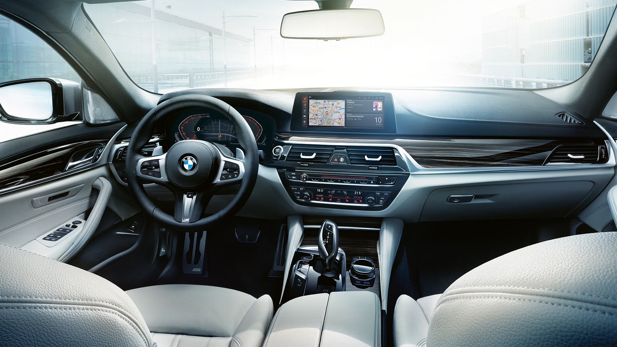 Vairaratis BMW 5 serijos sedanas Interjeras vairaratis BMW 5 serijos sedanas akcentai 540i sedanas G30 Bluestone metaliko spalvos interjeras