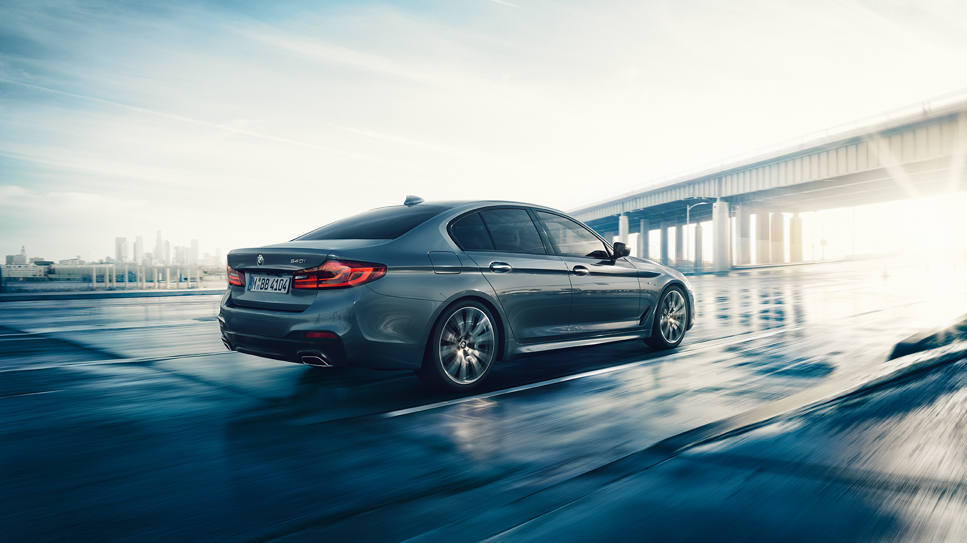 Galas BMW 5 serijos sedanas Galas BMW 5 serijos sedano akcentai 540i sedanas G30 Bluestone metaliko spalvos trijų ketvirčių vaizdas iš galo