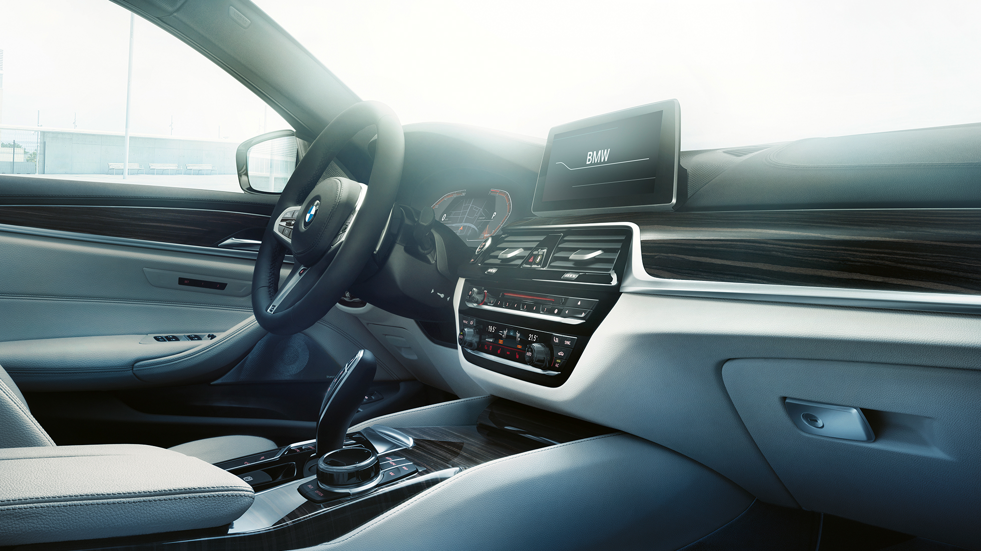 Vairuotojo erdvė BMW 5 serijos sedanas Vairuotojo erdvė BMW 5 serijos sedano akcentai 540i sedanas G30 Bluestone metaliko spalvos interjeras