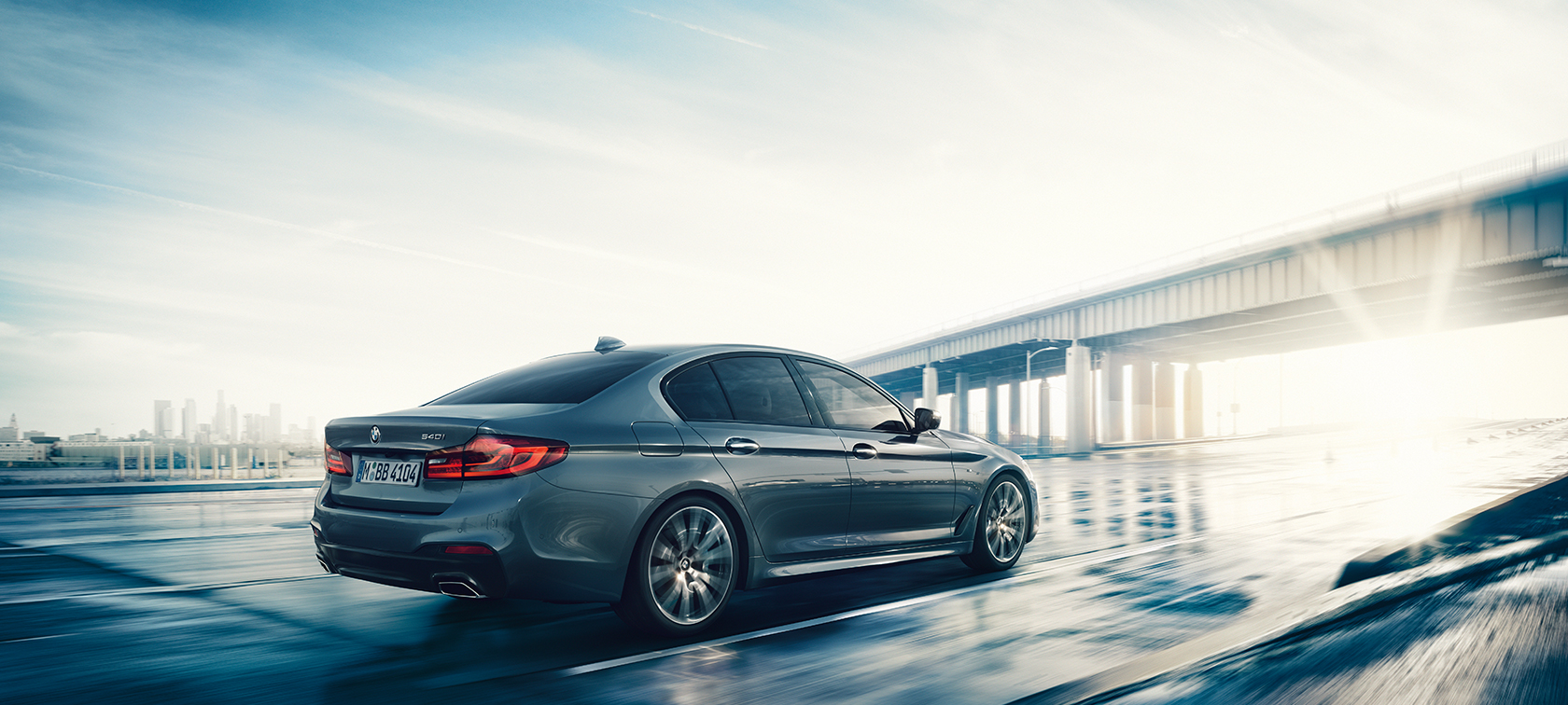 BMW 5 serijos sedanas 540i sedanas BMW 5 serijos sedanas 540i sedanas G30 Bluestone metaliko spalvos trijų ketvirčių vaizdas iš galo