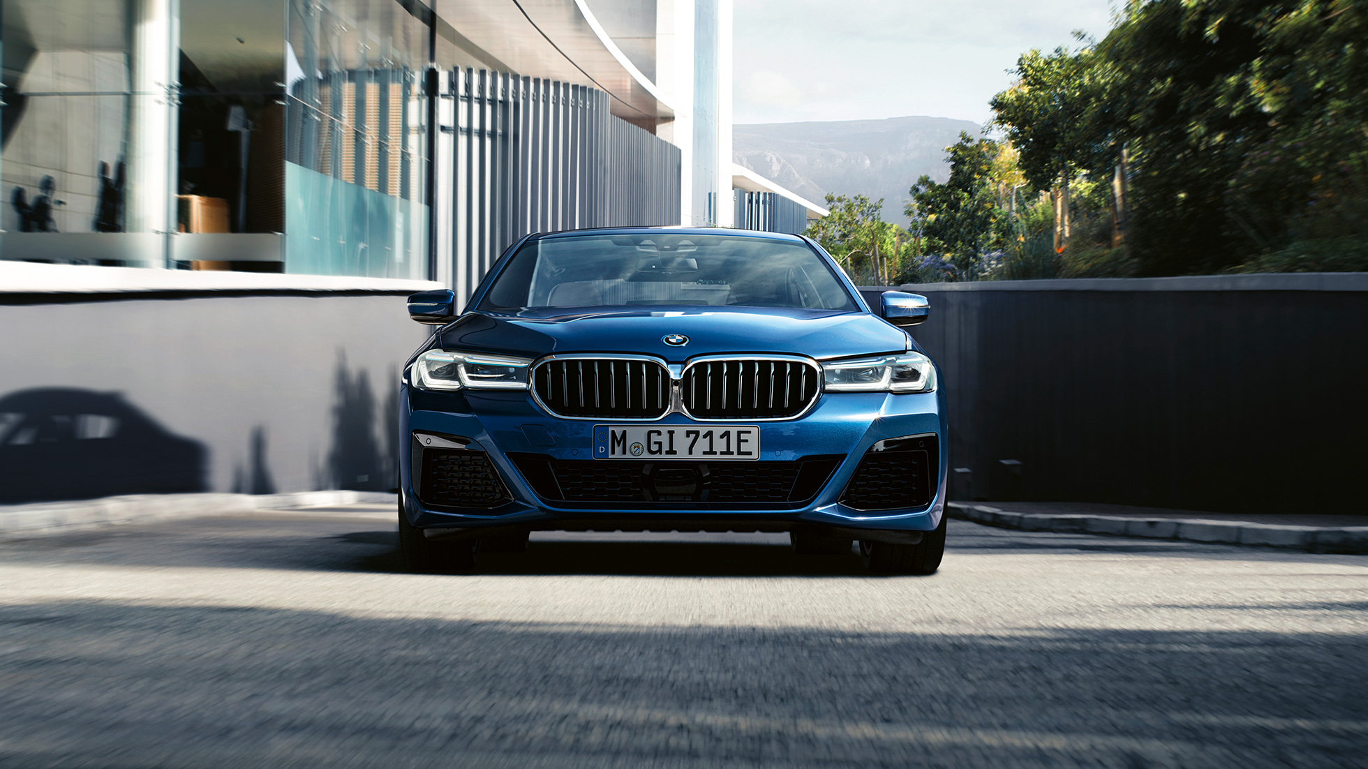 Dvigubos grotelės ir priekinio bamperio apdaila, BMW 5 serijos sedanas G30 Dvigubos grotelės ir priekinio bamperio apdaila, BMW 5 serijos sedanas G30 Facelift 2020, mėlynos Phytonic Blue spalvos, priartintas vaizdas iš priekio