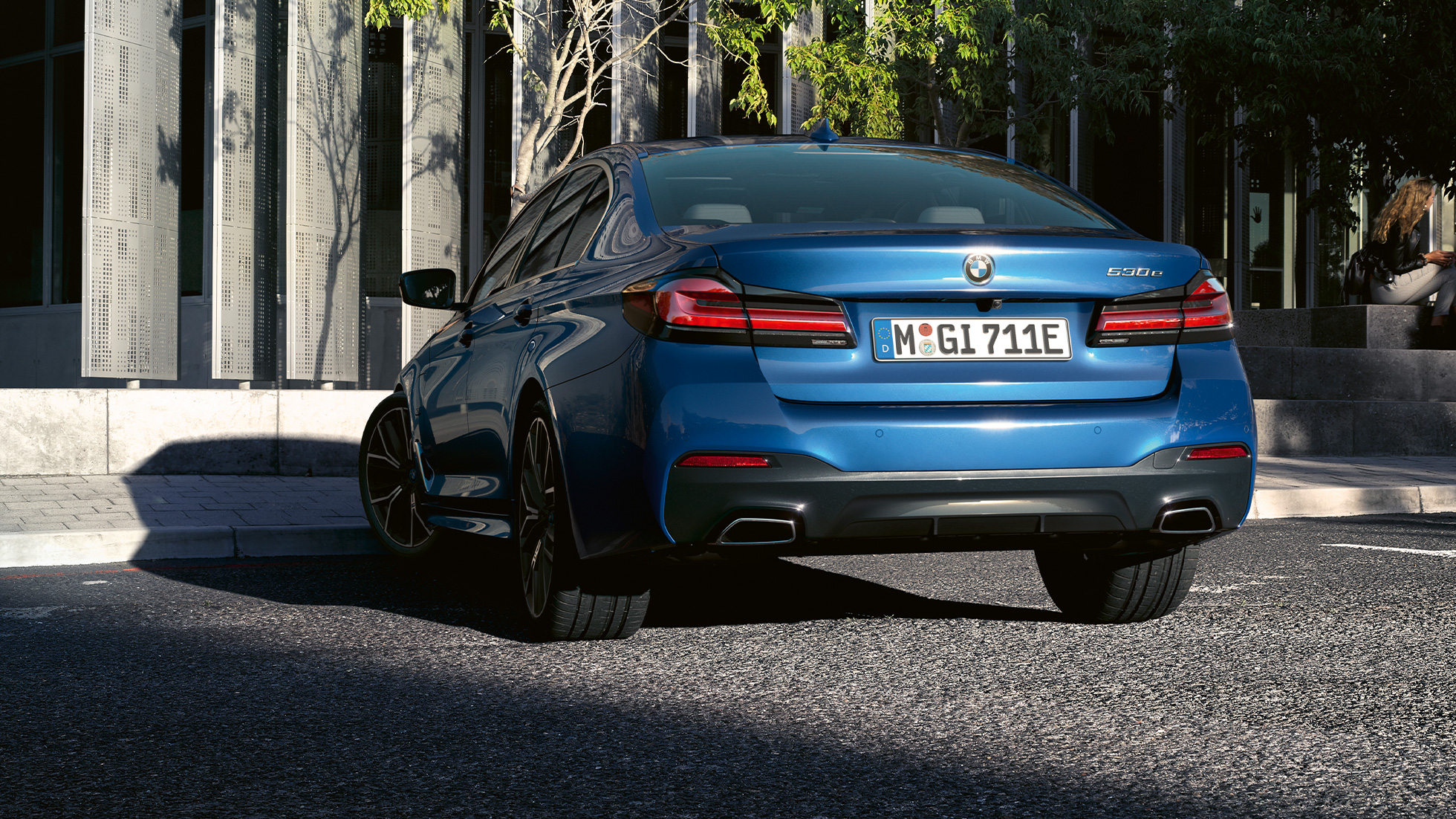 Galinio bamperio apdaila BMW 5 serijos sedanas G30 Netaisyklingos formos išmetimo vamzdžiai, BMW 5 serijos sedanas G30 Facelift 2020, mėlynos Phytonic Blue spalvos, priartintas vaizdas iš galo