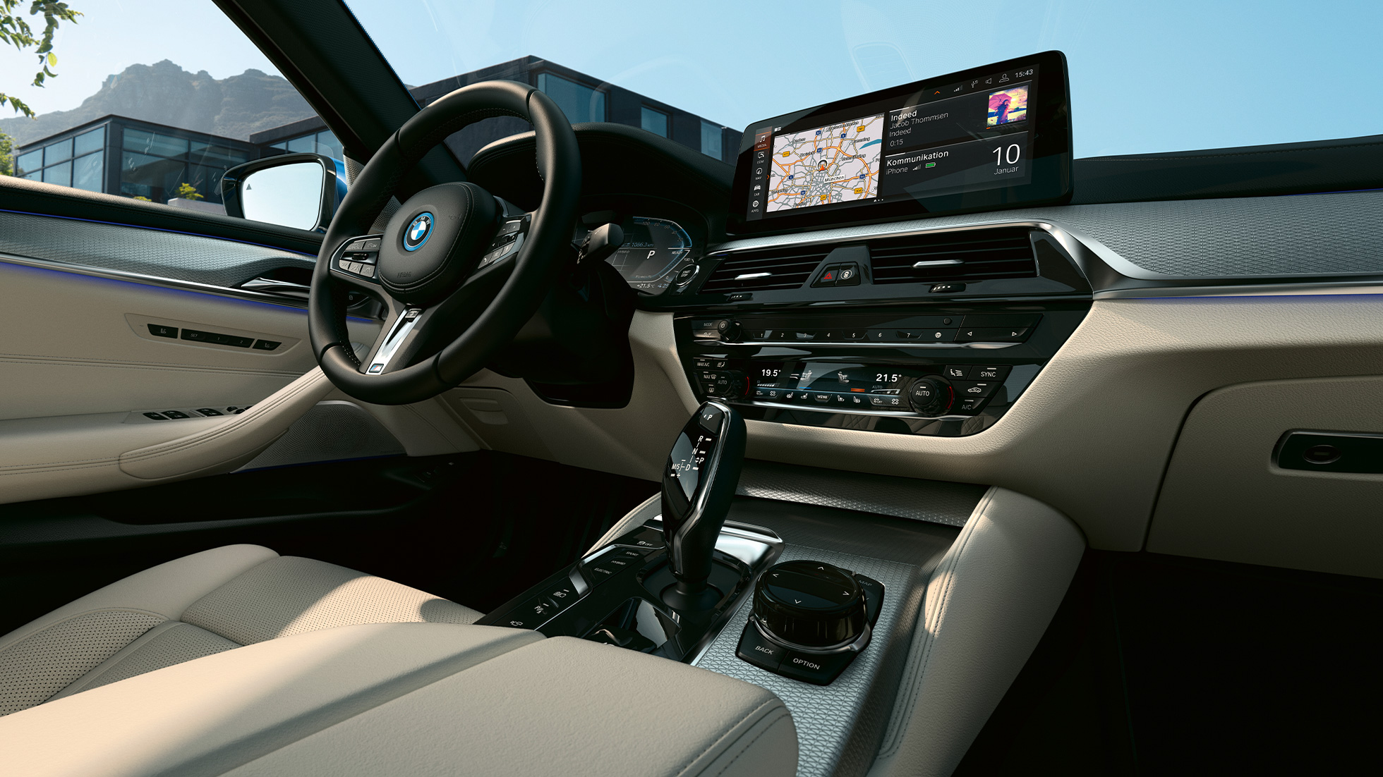 BMW 5 serijos sedano interjeras G30 Valdymo ekranas ir sportinis odinis vairas, BMW 5 serijos sedano G30 Facelift 2020 interjeras