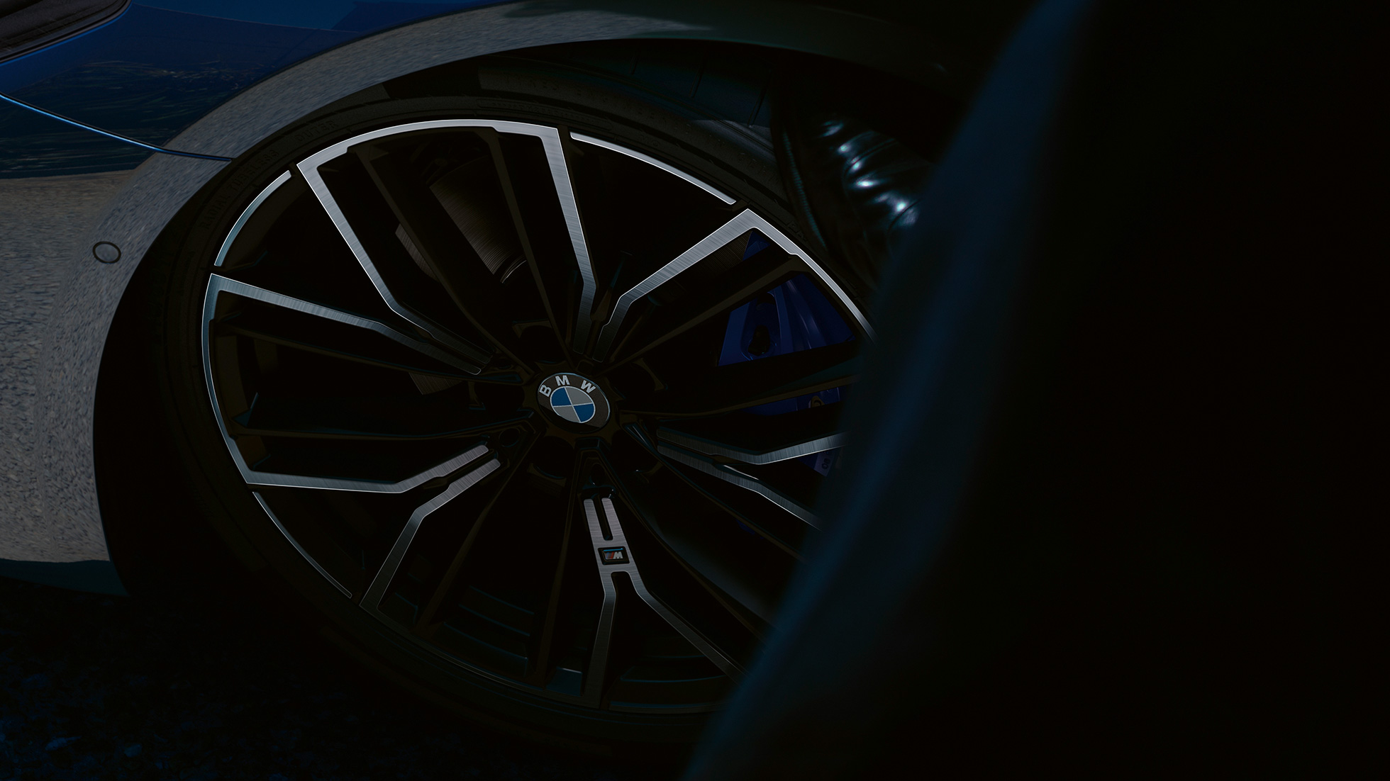 M lengvojo lydinio ratlankis Y-spoke 846, M BMW 5 serijos sedanas G30 M lengvojo lydinio ratlankis Y 846 M, BMW 5 serijos sedanas G30 Facelift 2020, mėlynos Phytonic Blue spalvos, vaizdas iš arti