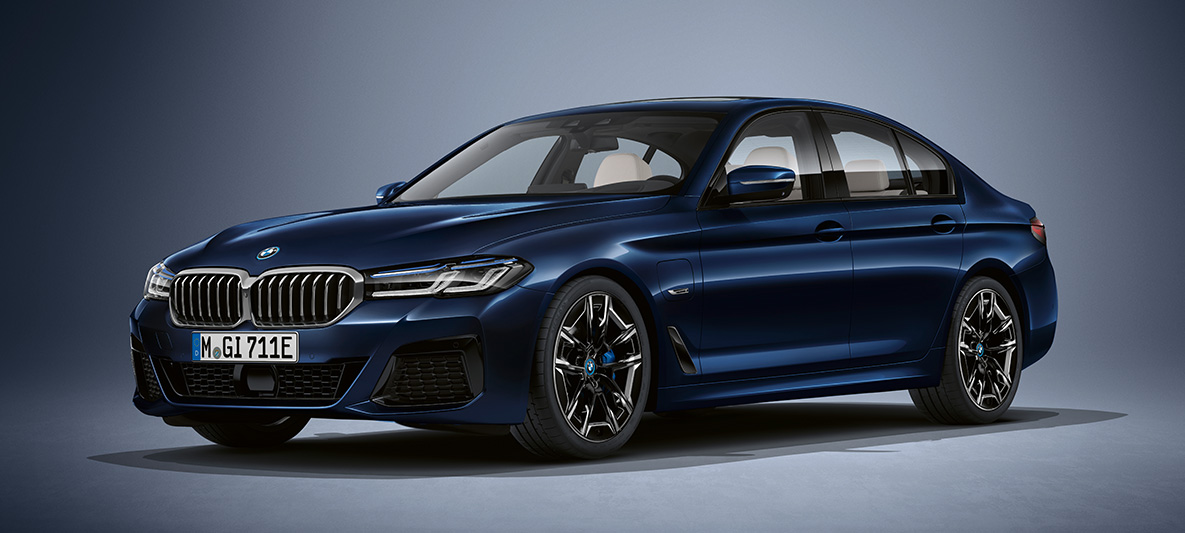 Individual spalvos BMW 5 serijos sedanas G30 BMW 5 serijos sedanas Individual G30 Facelift 2020, stovinčio automobilio trijų ketvirčių vaizdas iš priekio