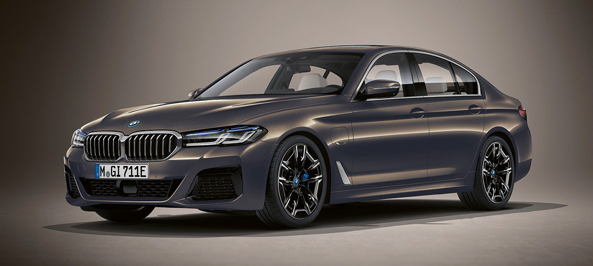 Individual spalvos BMW 5 serijos sedanas G30 BMW 5 serijos sedanas Individual G30 Facelift 2020, stovinčio automobilio trijų ketvirčių vaizdas iš priekio