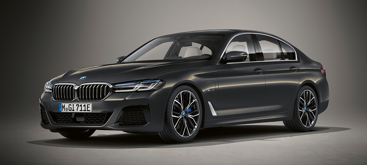 Individual spalvos BMW 5 serijos sedanas G30 BMW 5 serijos sedanas Individual G30 Facelift 2020 stovinčio automobilio trijų ketvirčių vaizdas iš priekio