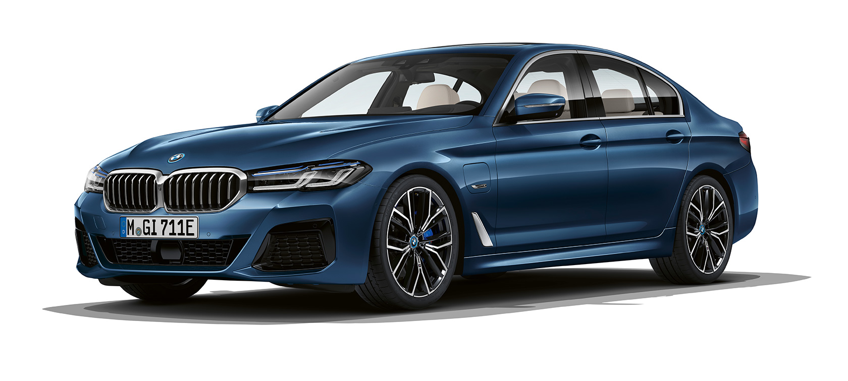 Vietoje stovintis BMW 5 serijos sedanas G30 BMW 5 serijos sedanas G30 Facelift 2020, stovinčio automobilio trijų ketvirčių vaizdas iš priekio