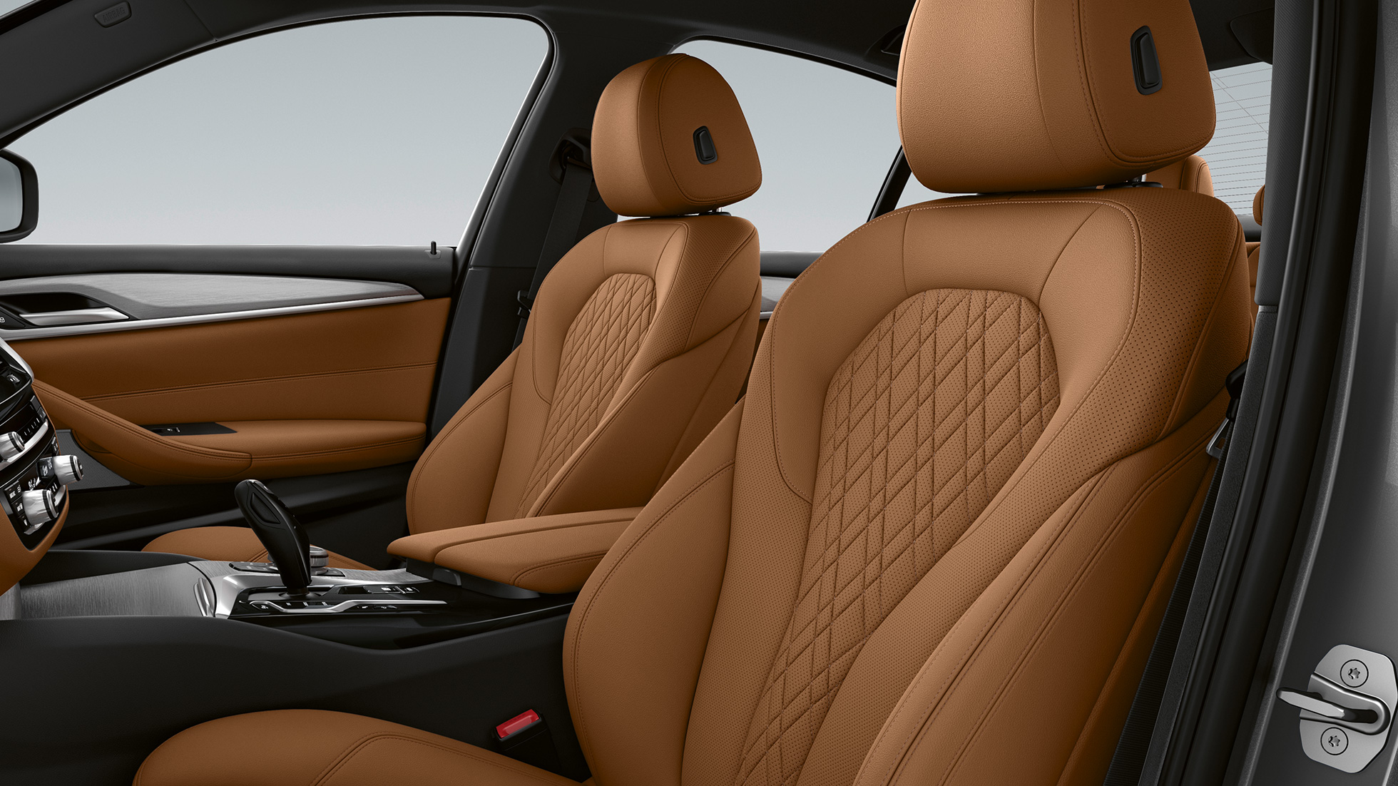 Apmušalai BMW 5 serijos sedanas G30 2020, bazinės komplektacijos Sensatec konjako spalvos apmušalai, BMW 5 serijos sedanas 540i G30 2020 bazinės komplektacijos interjeras