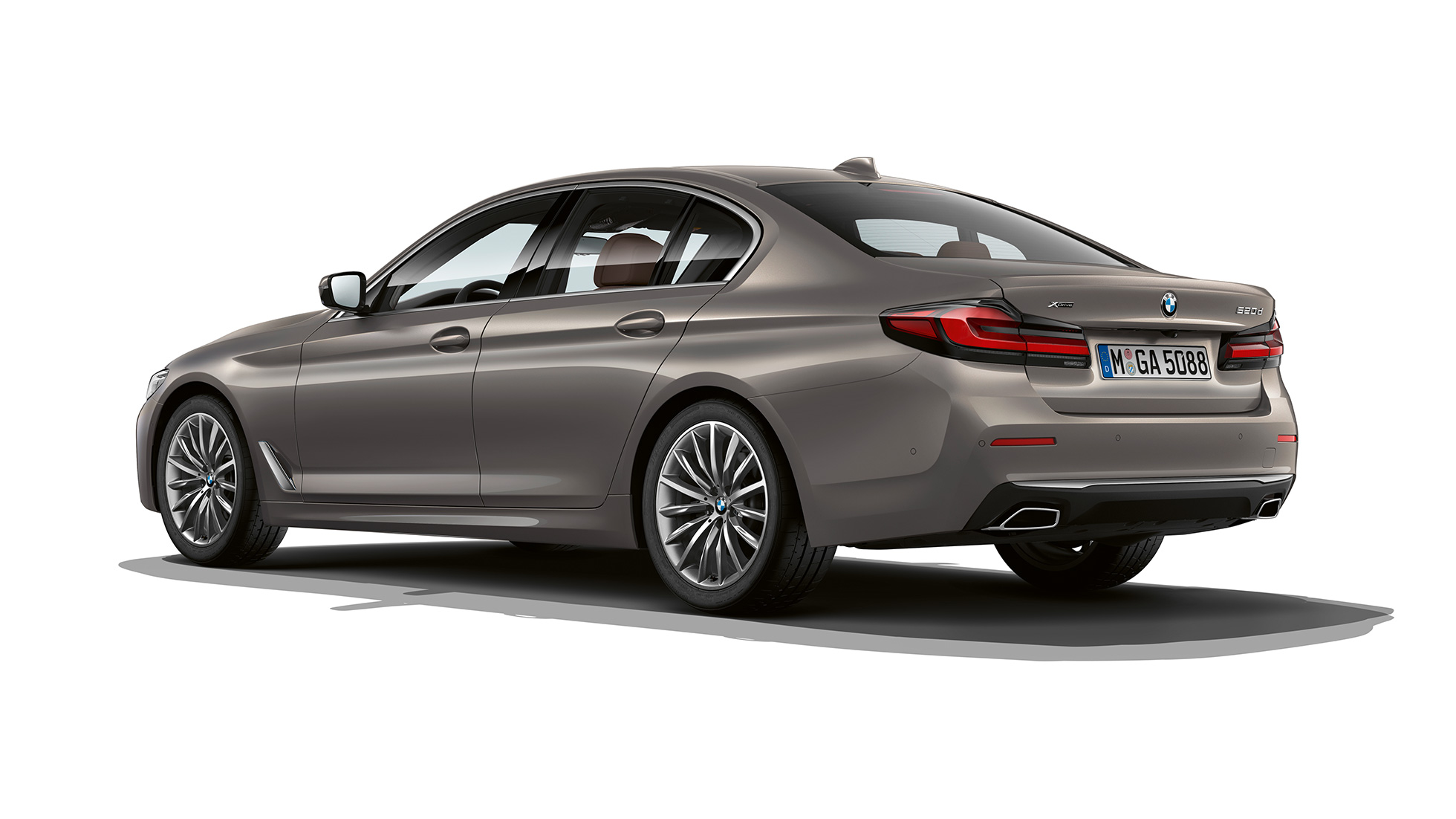 BMW 5 serijos sedanas G30 Luxury Line,vaizdas iš galo BMW 5 serijos sedanas 520d xDrive G30 Luxury Line, pilkos Bernina Grey spalvos, trijų ketvirčių vaizdas iš galo