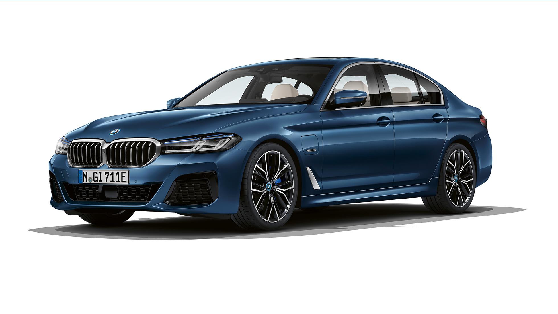 BMW 5 serijos sedanas G30 įkraunamas hibridas M Sport paketas, vaizdas iš priekio BMW 5 serijos sedanas 520d xDrive G30 2020 M Sport paketas, baltos Alpine White spalvos, trijų ketvirčių vaizdas iš priekio