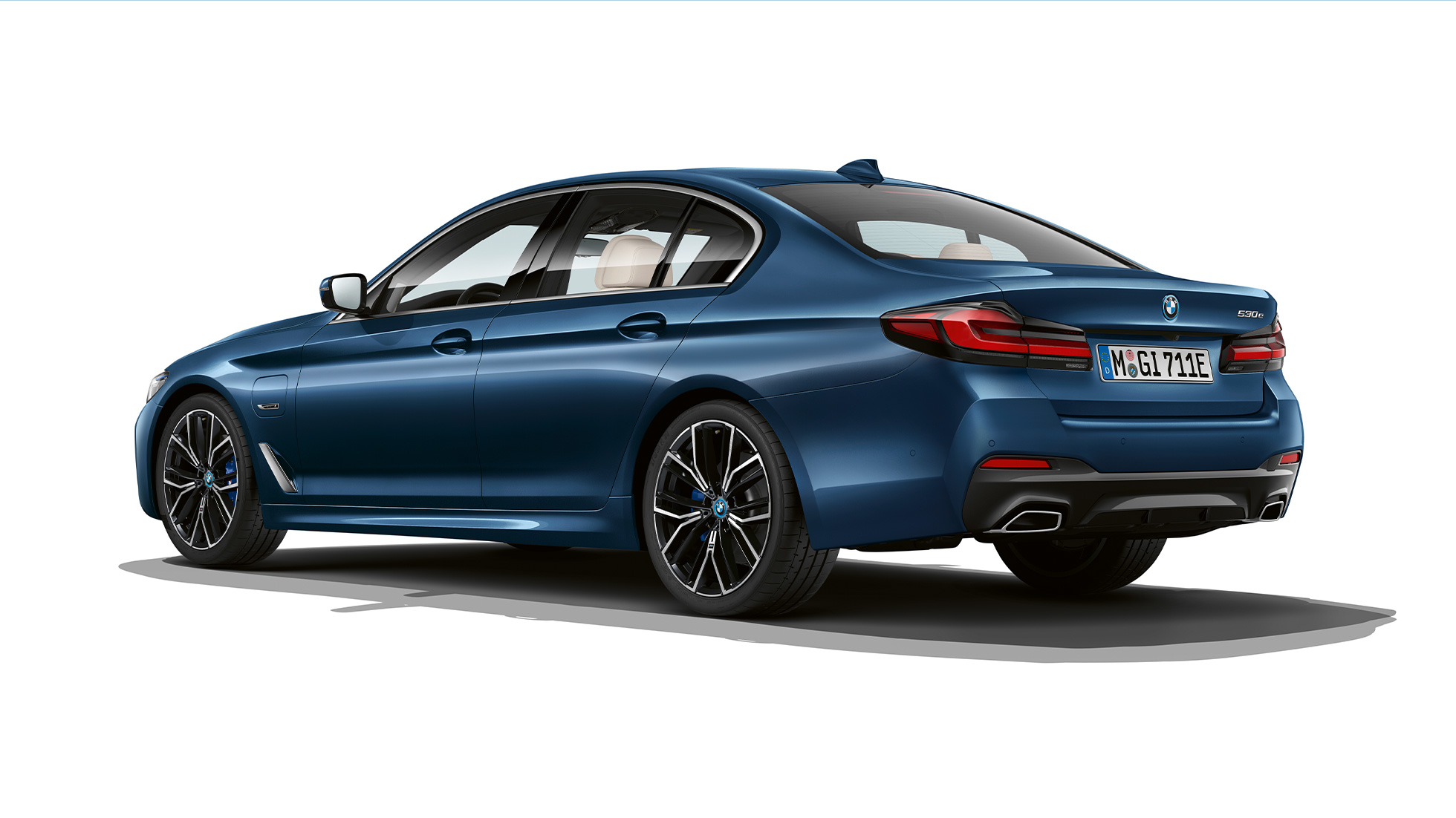 BMW 5 serijos sedanas G30 įkraunamas hibridas M Sport paketas, vaizdas iš galo BMW 5 serijos sedanas 520d xDrive G30 2020 M Sport paketas, baltos Alpine White spalvos, trijų ketvirčių vaizdas iš galo