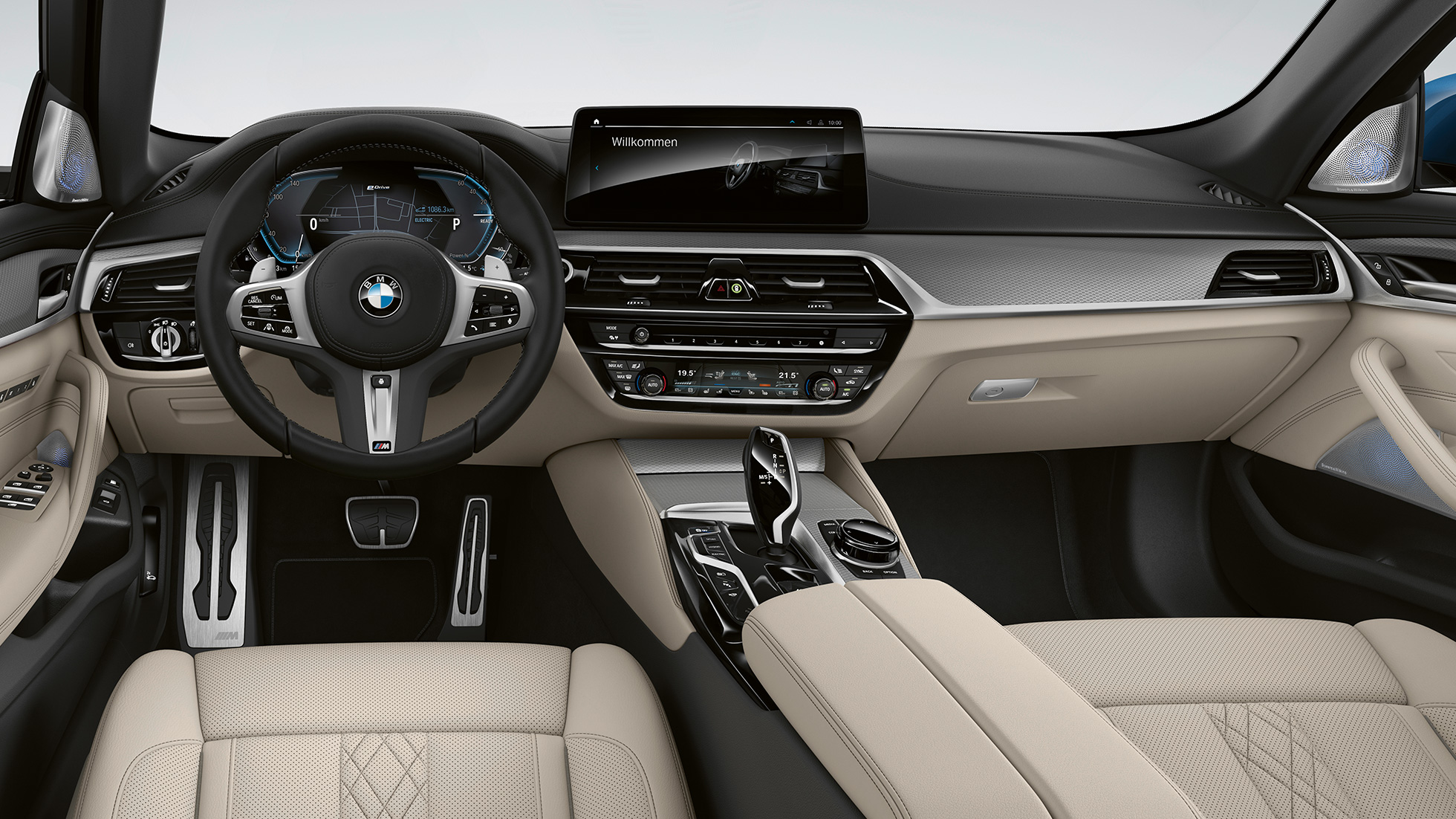Vairuotojo erdvė, BMW 5 serijos sedanas įkraunamas hibridas G30 2020 M Sport paketas Vairuotojo erdvė, BMW 5 serijos sedanas 520d xDrive G30 2020 M Sport paketas, juodos Dakota odos apmušalai su kontrastingomis mėlynomis siūlėmis