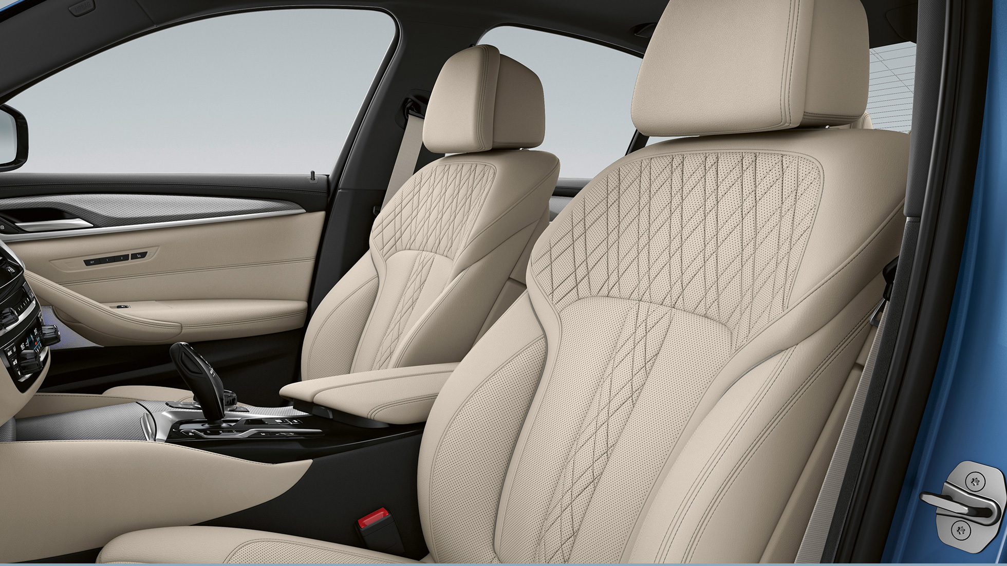 Apmušalai, BMW 5 serijos sedanas G30 įkraunamas hibridas M Sport paketas Juodos Dakota odos apmušalai su kontrastingomis mėlynomis siūlėmis, BMW 5 serija 520d xDrive G30 2020 M Sport paketas, interjeras