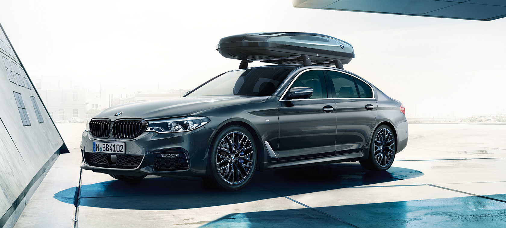 BMW 5 serijos sedano G30 priedai BMW 5 serijos sedanas G30 su BMW stogo bagažine 520
