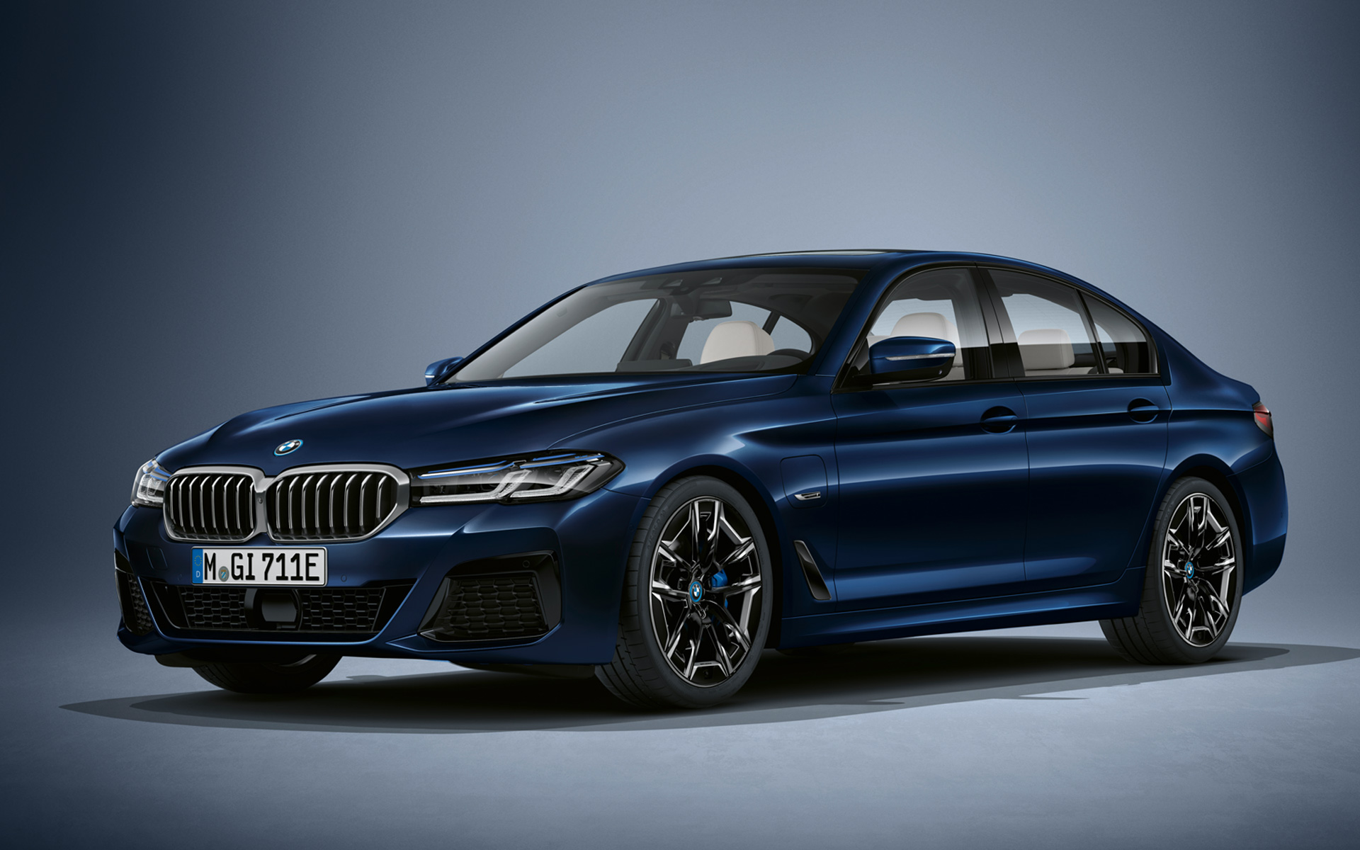 BMW 5 serijos sedanas (G30) LCI mėlynos BMW INDIVIDUAL metalizuotos TANZANITE BLUE kėbulo spalvos BMW 5 serijos sedanas INDIVIDUAL(G30) Facelift 2020, stovinčio automobilio trijų ketvirčių vaizdas iš priekio BMW Individual mėlynos metalizuotos TANZANITE BLUE spalvos