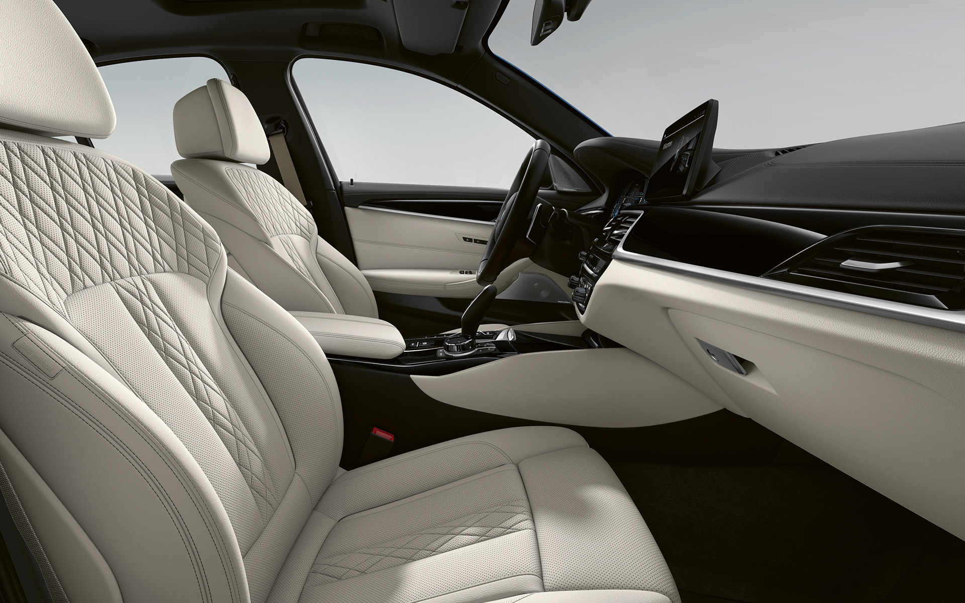 BMW 5 serijos sedanas (G30) Facelift 2020 interjeras, BMW INDIVIDUAL pilna Merino odos apdaila baltos Smoke White spalvos BMW 5 serijos sedanas (G30) Facelift 2020 interjeras, BMW INDIVIDUAL pilna Merino odos apdaila baltos Smoke White spalvos