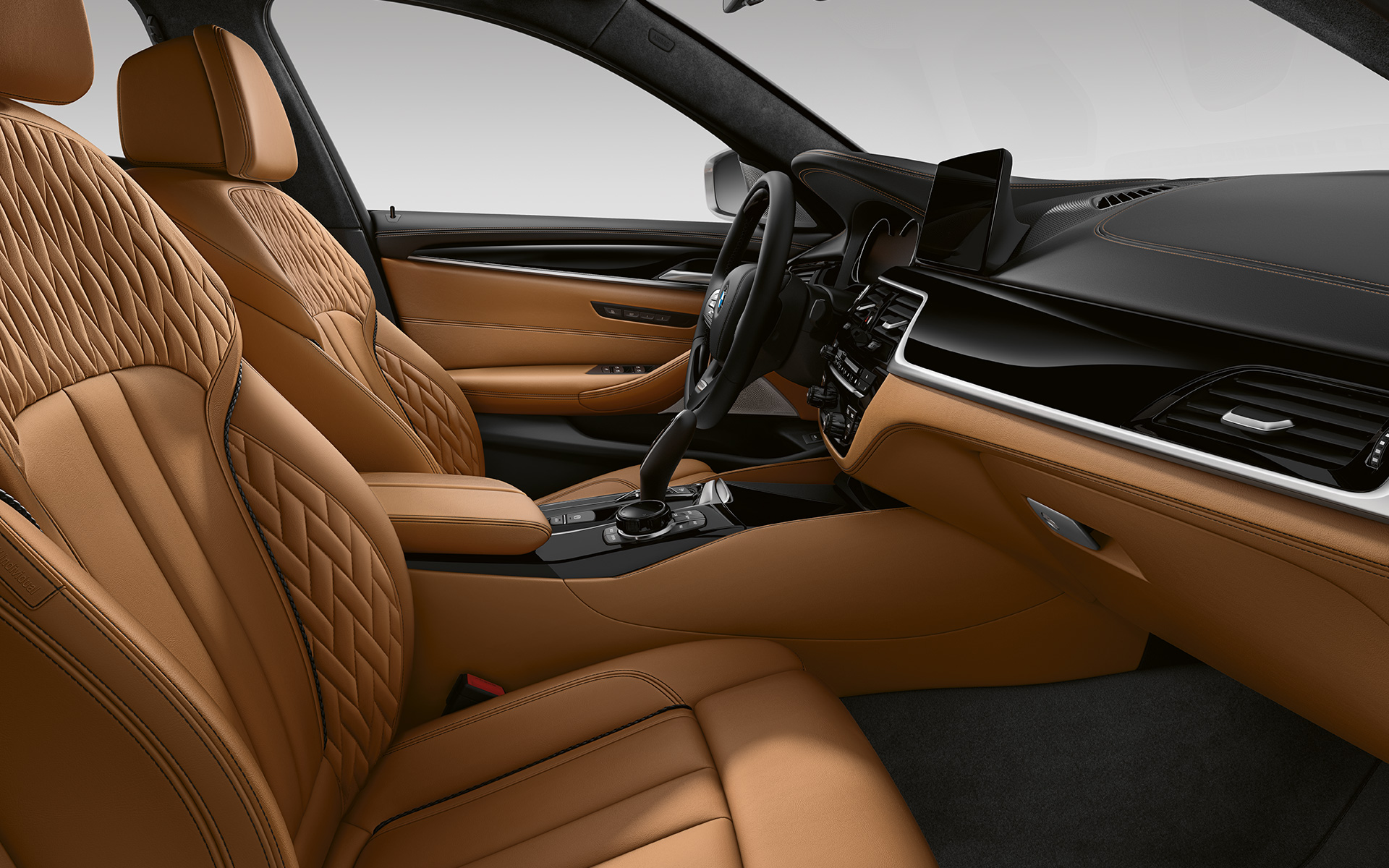 BMW 5 serijos sedanas (G30) Facelift 2020 interjeras, BMW INDIVIDUAL pilna Merino odos apdaila karamelės spalvos BMW 5 serijos sedanas (G30) Facelift 2020 interjeras, BMW INDIVIDUAL pilna Merino odos apdaila karamelės spalvos