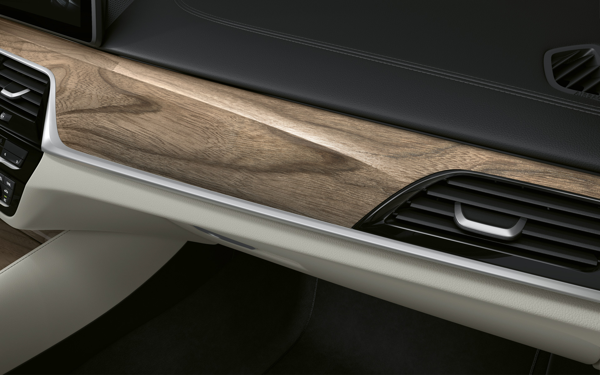 BMW 5 serijos sedanas (G30) Facelift 2020 vairuotojo erdvės vaizdas iš arti, aukštos kokybės medienos Light Sen interjero apdaila BMW 5 serijos sedanas (G30) Facelift 2020 vairuotojo erdvės vaizdas iš arti, aukštos kokybės medienos Light Sen interjero apdaila