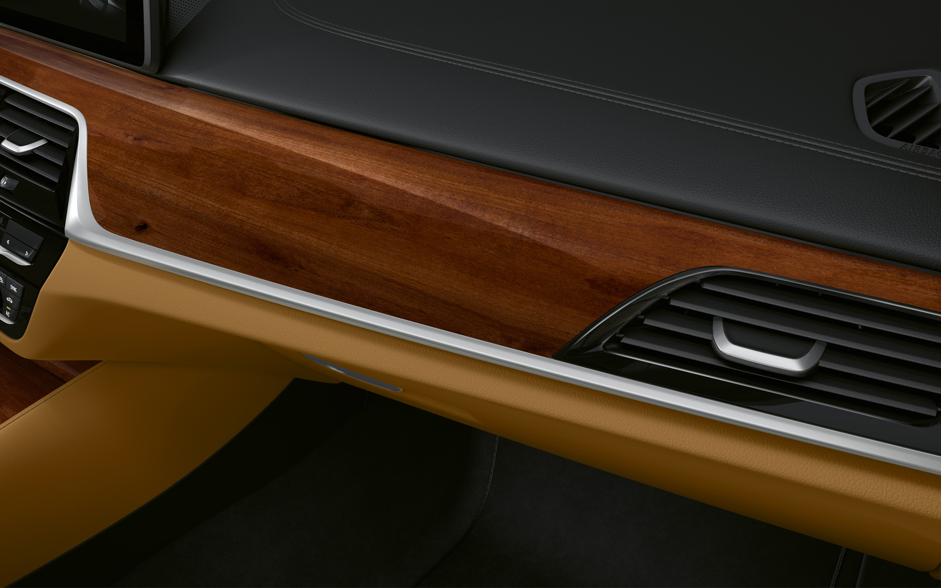 BMW 5 serijos sedanas (G30) LCI, vairuotojo erdvės vaizdas iš arti, BMW Individual aukštos kokybės medienos blizgios rudos slyvos Plum Brown spalvos interjero apdaila su Pearl Chrome apdailos akcentu BMW 5 serijos sedanas (G30) LCI Facelift 2020, vairuotojo erdvės vaizdas iš arti, BMW Individual aukštos kokybės medienos blizgios rudos slyvos Plum Brown spalvos interjero apdaila su Pearl Chrome apdailos akcentu