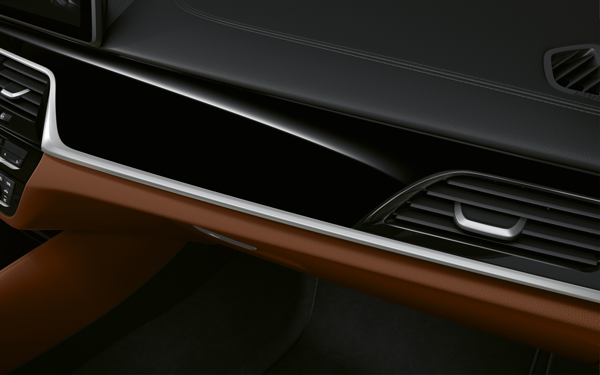 BMW 5 serijos sedanas (G30) LCI vairuotojo erdvės vaizdas iš arti, juodos Piano Black spalvos interjero apdaila su Pearl Chrome apdailos akcentu BMW 5 serijos sedanas (G30) Facelift 2020 vairuotojo erdvės vaizdas iš arti, juodos Piano Black spalvos interjero apdaila su Pearl Chrome apdailos akcentu