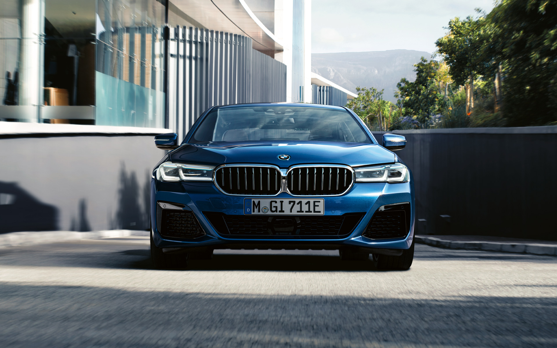 Dvigubos priekinės grotelės ir priekinio bamperio apdaila, BMW 5 serijos sedanas (G30) Dvigubos priekinės grotelės ir priekinio bamperio apdaila, BMW 5 serijos sedanas (G30) Facelift 2020 mėlynos Phytonic Blue spalvos, priartintas vaizdas iš priekio