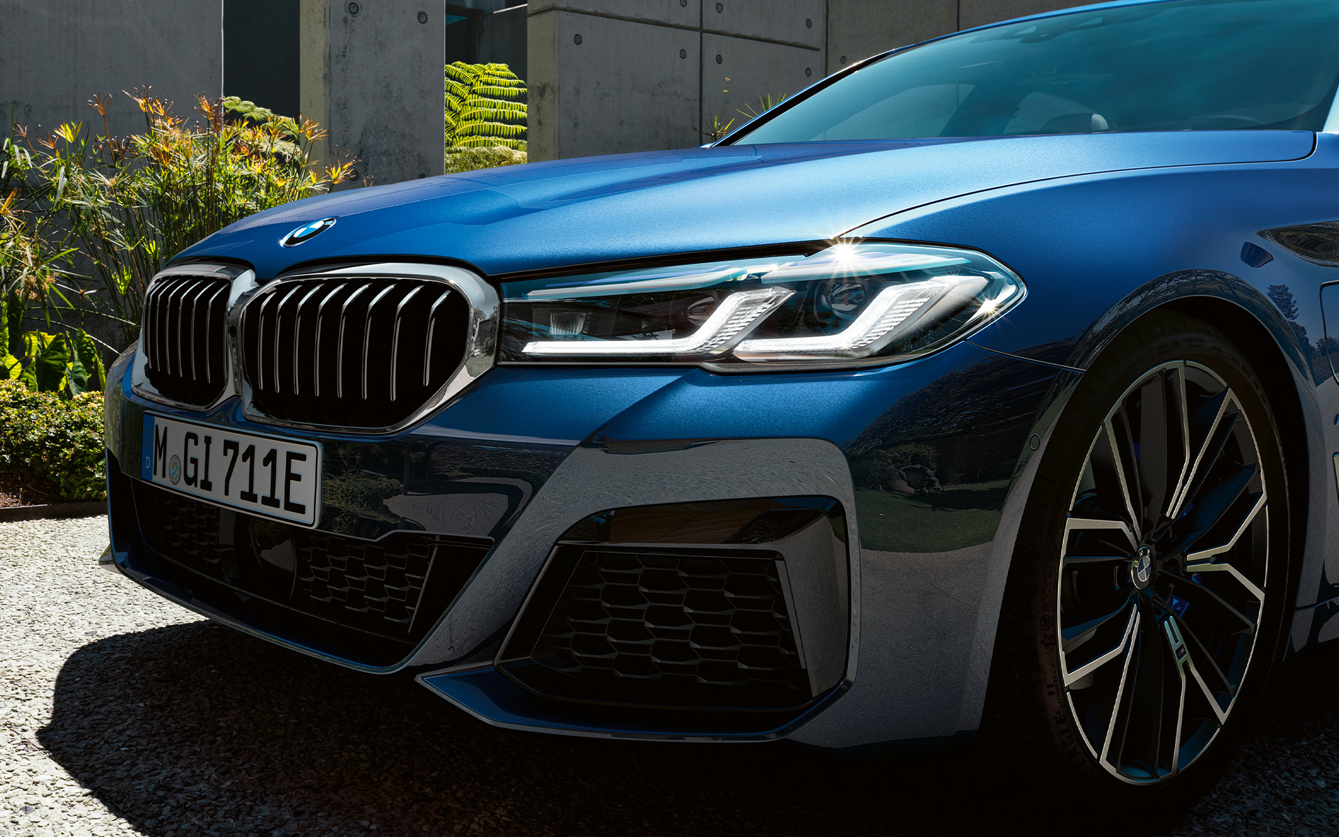 BMW LASERLIGHT BMW 5 serijos sedanas (G30) BMW LASERLIGHT BMW 5 serijos sedanas (G30) Facelift 2020 mėlynos metalizuotos Phytonic Blue spalvos priartintas vaizdas iš priekio