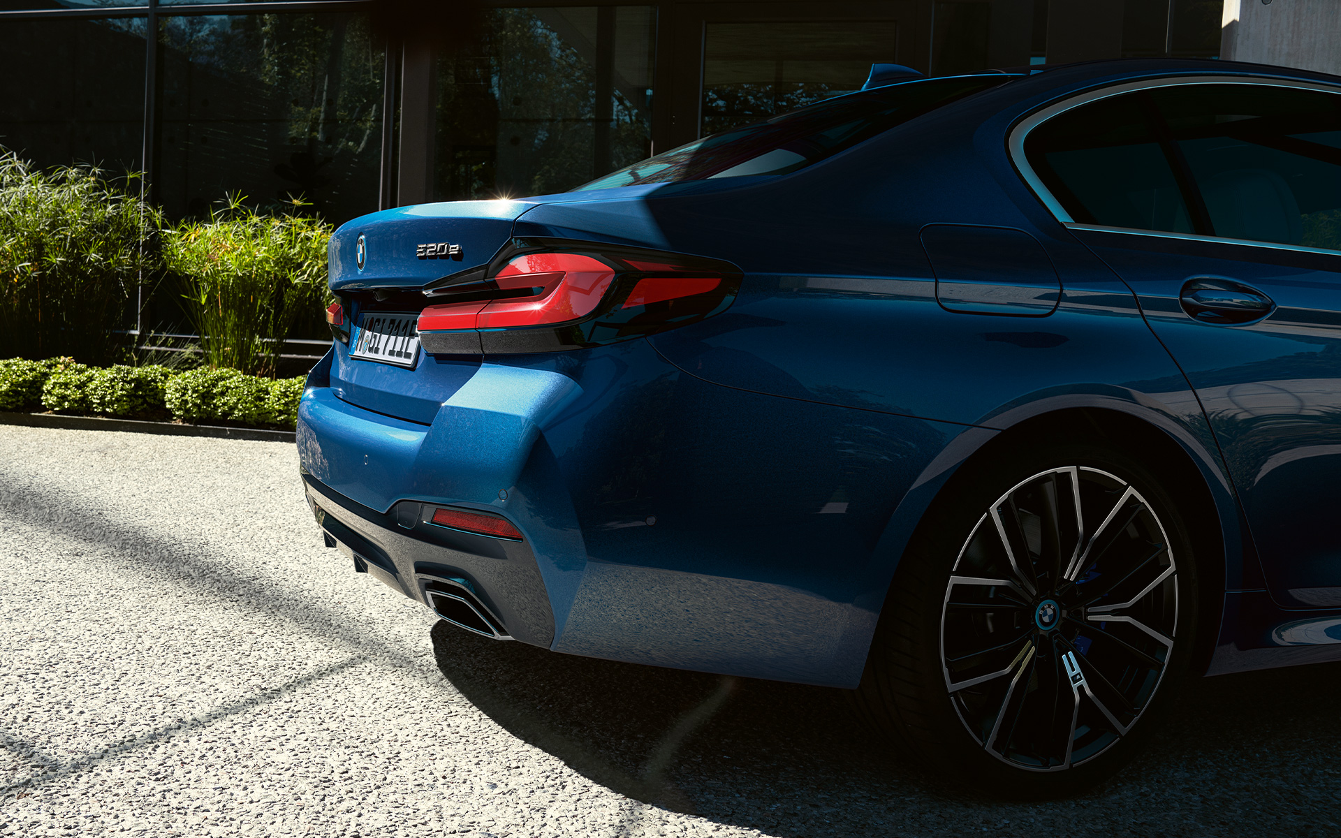 Galinio bamperio apdaila BMW 5 serijos sedanas (G30) Išmetimo angos, BMW 5 serijos sedanas (G30) Facelift 2020 mėlynos metalizuotos Phytonic Blue spalvos priartintas vaizdas iš galo