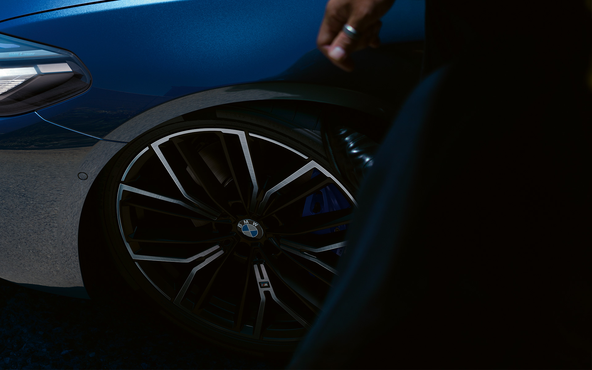 M lengvojo lydinio ratlankiai Y-SPOKE STYLE 846 M, BMW 5 serijos sedanas (G30) M lengvojo lydinio ratlankiai Y 846 M BMW 5 serijos sedanas (G30) Facelift 2020 mėlynos Phytonic Blue spalvos, priartintas vaizdas