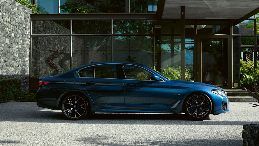 BMW 5 serijos sedano (G30) eksterjeras BMW 5 serijos sedanas (G30) Facelift 2020 mėlynos metalizuotos Phytonic Blue spalvos vaizdas iš šono