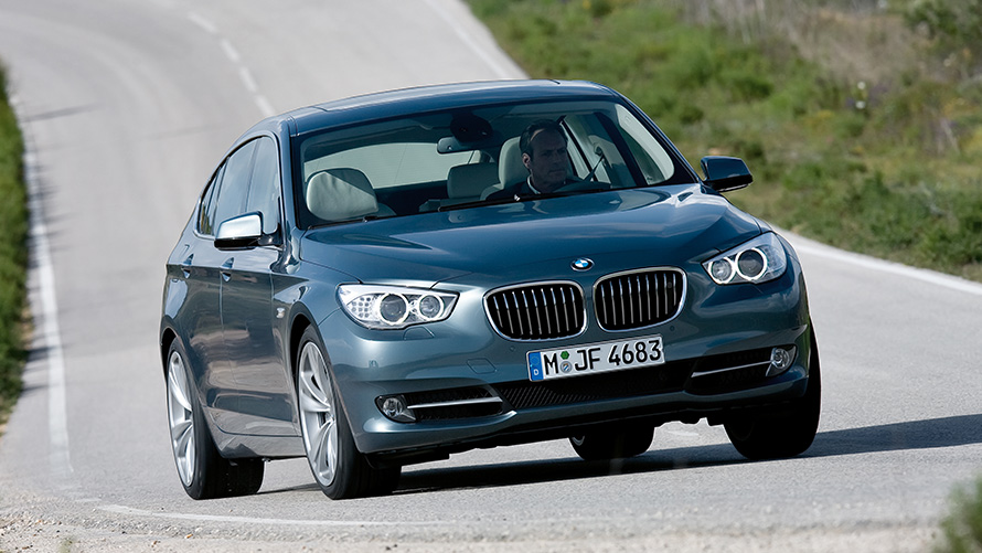 BMW 5 serijos Gran Turismo (F07) važiuojančio automobilio trijų ketvirčių vaizdas iš priekio BMW 5 serijos Gran Turismo (F07) važiuojančio automobilio trijų ketvirčių vaizdas iš priekio