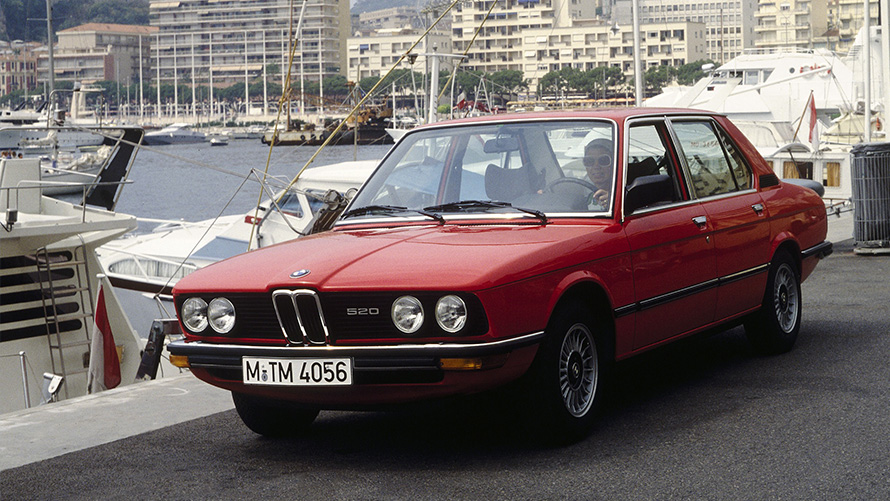 BMW 520 (E12) stovinčio automobilio trijų ketvirčių vaizdas iš priekio BMW 520 (E12) stovinčio automobilio trijų ketvirčių vaizdas iš priekio