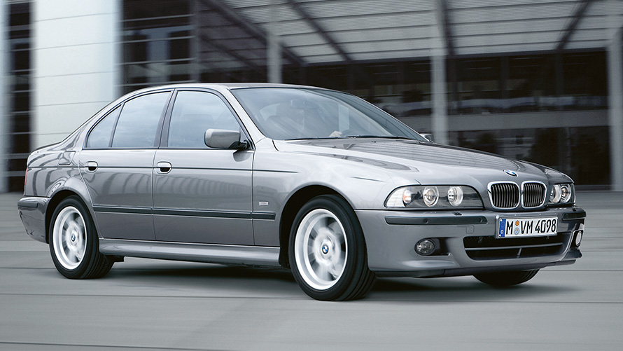 BMW 5 serijos sedanas (E39) stovinčio automobilio trijų ketvirčių vaizdas iš šono BMW 5 serijos sedanas (E39) stovinčio automobilio trijų ketvirčių vaizdas iš šono