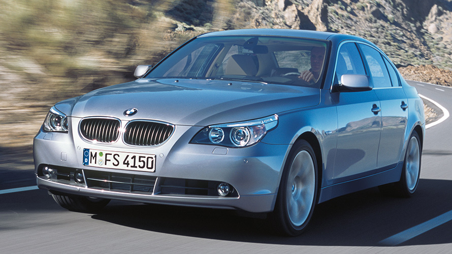 BMW 5 serijos sedanas (E60) važiuojančio automobilio trijų ketvirčių vaizdas iš priekio BMW 5 serijos sedanas (E60) važiuojančio automobilio trijų ketvirčių vaizdas iš priekio