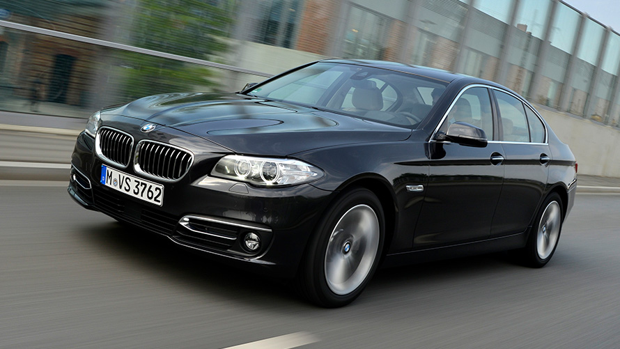 BMW 518d sedanas (F10 LCI) važiuojančio automobilio trijų ketvirčių vaizdas iš šono BMW 518d sedanas (F10 LCI) važiuojančio automobilio trijų ketvirčių vaizdas iš šono