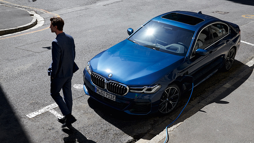 BMW 530e sedanas (G30) įkraunamo automobilio trijų ketvirčių vaizdas iš priekio BMW 530e sedanas (G30) įkraunamo automobilio trijų ketvirčių vaizdas iš priekio