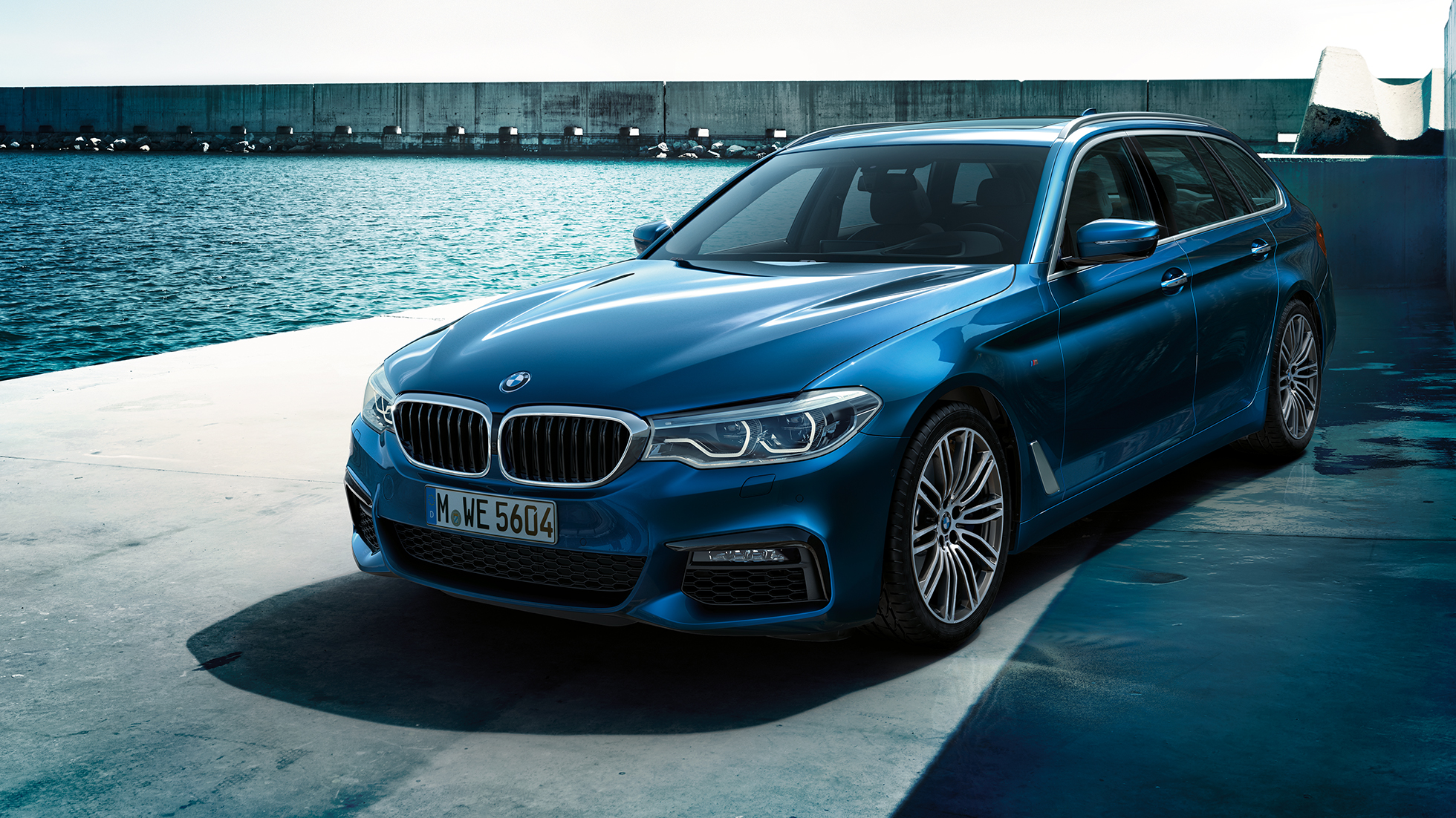 BMW 5 serijos Touring dizainas BMW 5 serijos Touring akcentai 530d xDrive Touring G31 Mediterranean Blue mėlyno metaliko spalvos trijų ketvirčių vaizdas iš priekio