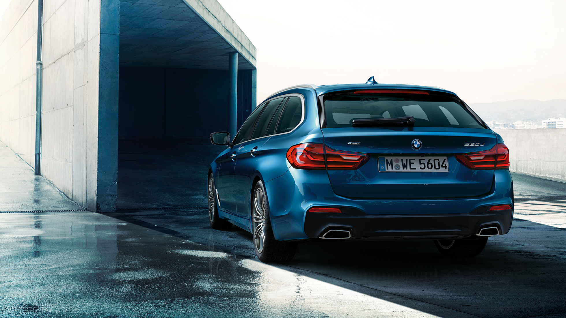 BMW 5 serijos Touring galinės dalies dizainas BMW 5 serijos Touring 530d xDrive Touring G31 Mediterranean Blue mėlyno metaliko spalvos trijų ketvirčių vaizdas iš galo