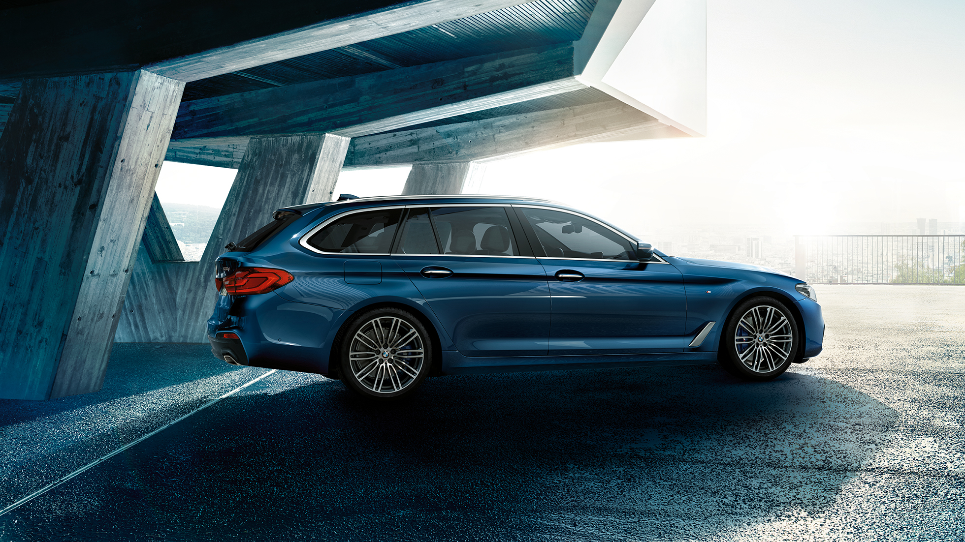 BMW 5 serijos Touring vaizdas iš šono BMW 5 serijos Touring 530d xDrive Touring G31 Mediterranean Blue mėlyno metaliko spalvos trijų ketvirčių vaizdas iš šono