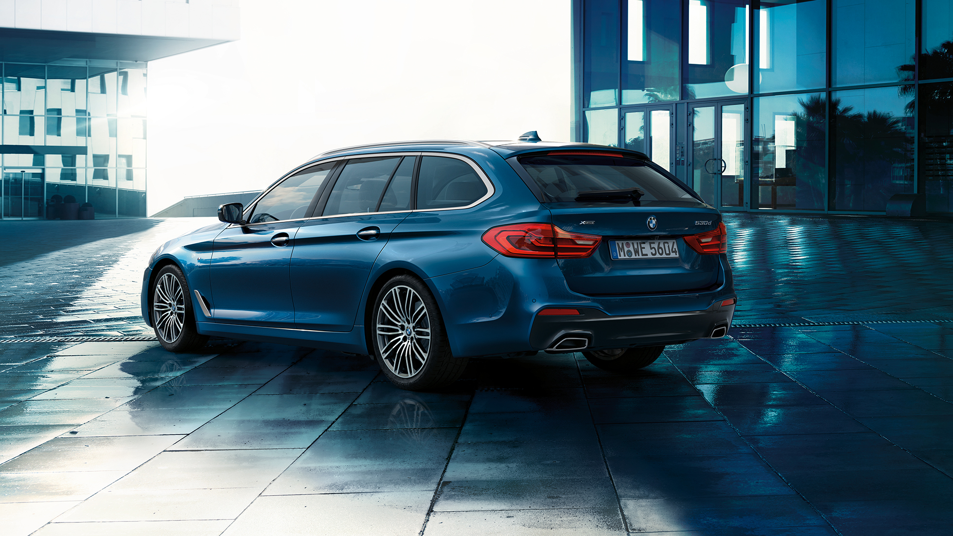 Eksterjeras BMW 5 serijos Touring Eksterjeras BMW 5 serijos Touring akcentai 530d xDrive Touring G31 Mediterranean Blue mėlyno metaliko spalvos trijų ketvirčių vaizdas iš galo