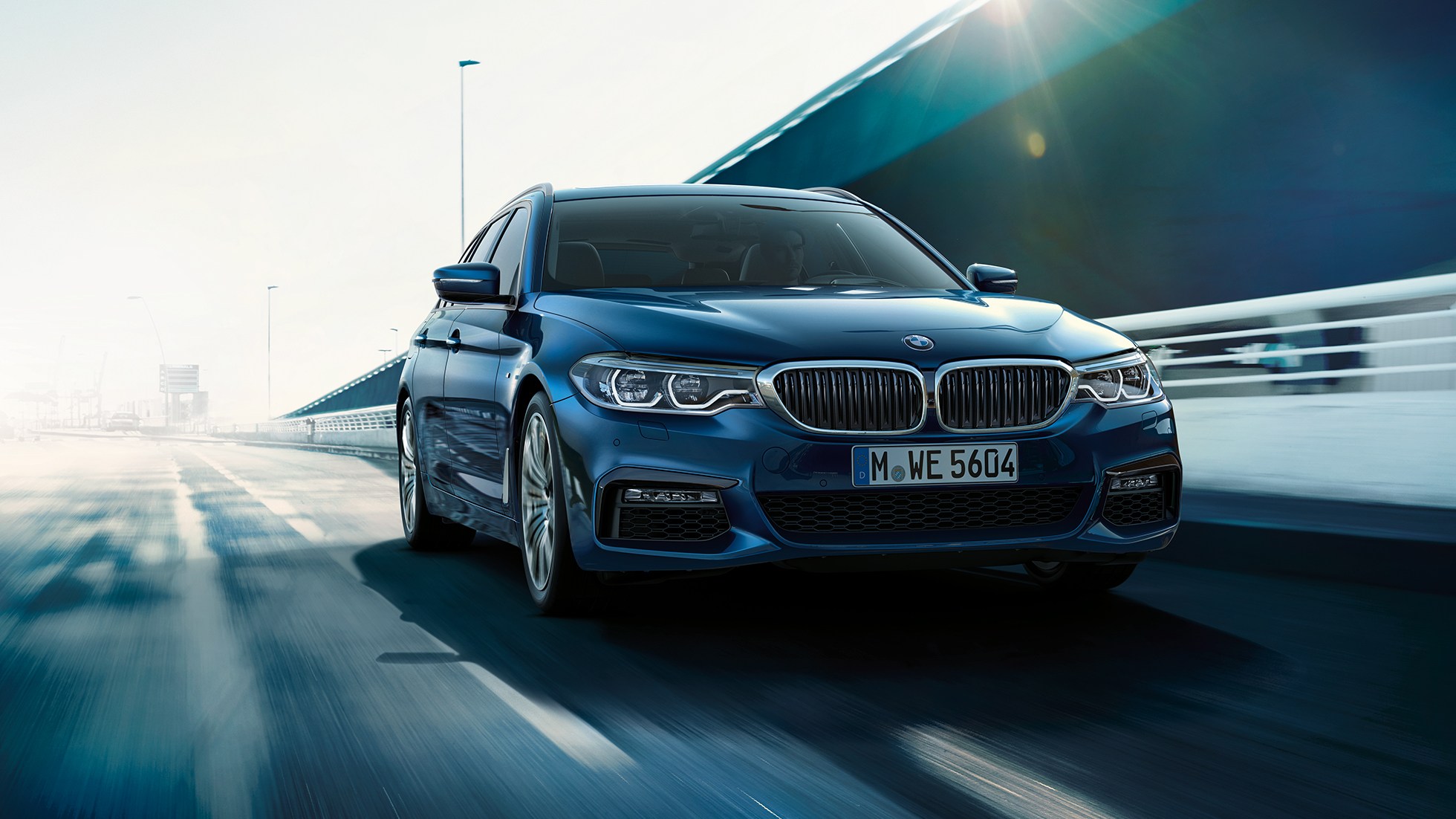 Vairavimo dinamika BMW 5 serijos Touring Vairavimo dinamika BMW 5 serijos Touring akcentai 530d xDrive Touring G31 Mediterranean Blue mėlyno metaliko spalvos trijų ketvirčių vaizdas iš priekio