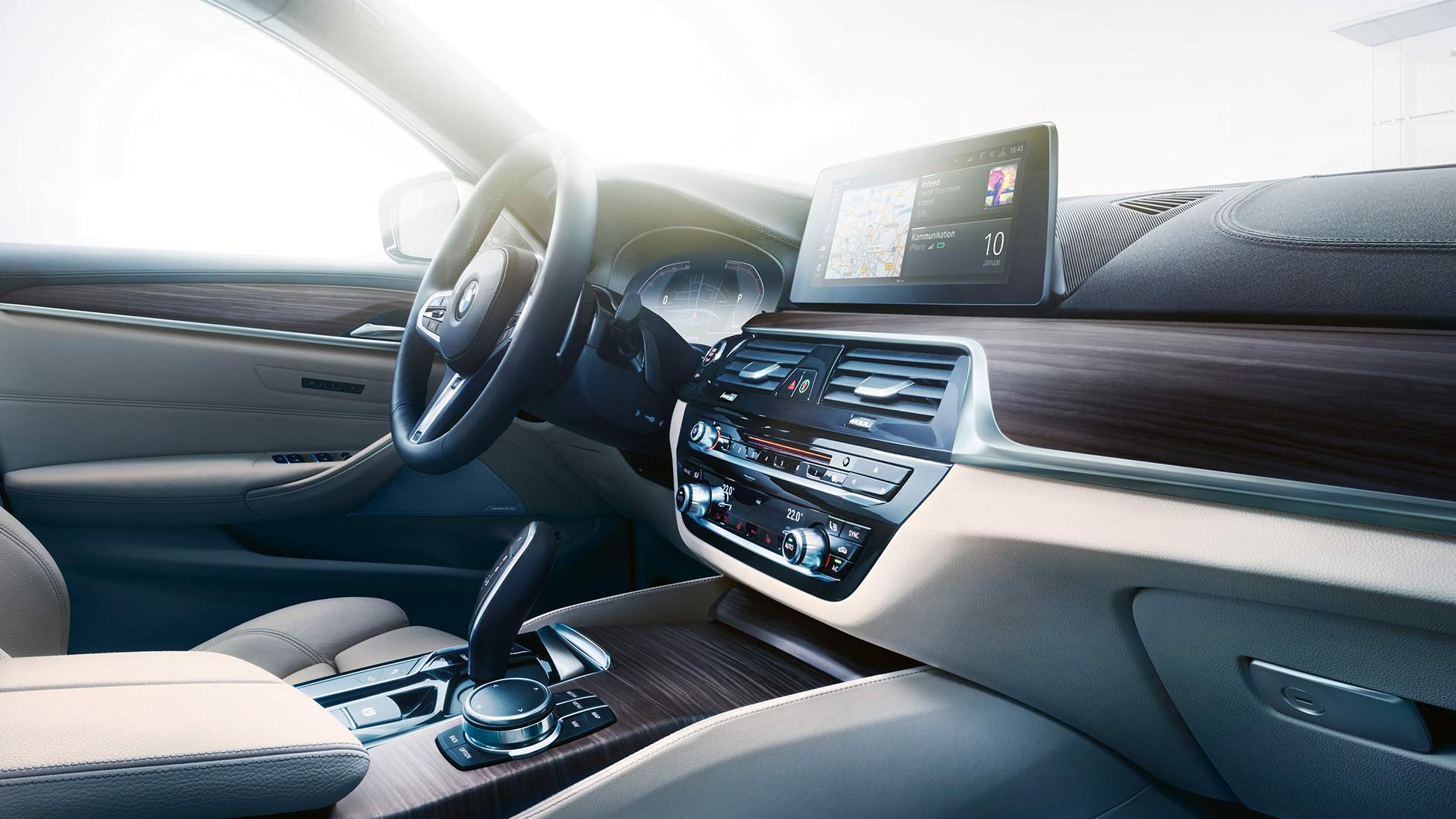 Pagalbos sistemos BMW 5 serijos Touring akcentai Pagalbos sistemos BMW 5 serijos Touring akcentai 530d xDrive Touring G31 Mediterranean Blue mėlyno metaliko spalvos vairuotojo erdvė