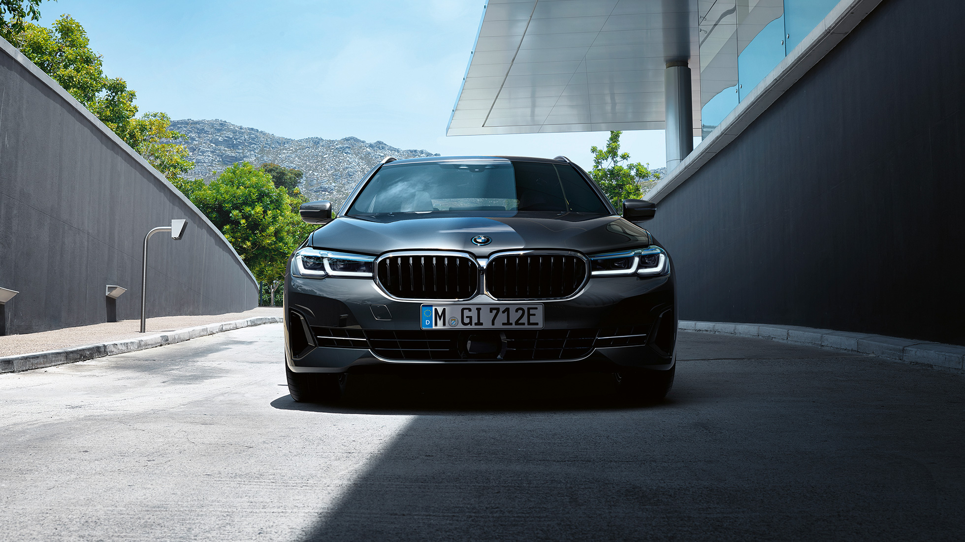 BMW grotelės ir priekinio bamperio apdaila, BMW Touring 5 serijos Touring G31 BMW grotelės ir priekinio bamperio apdaila, BMW 5 serijos Touring G31 Facelift 2020 pilkos Sophisto Grey spalvos, priartintas vaizdas iš arti