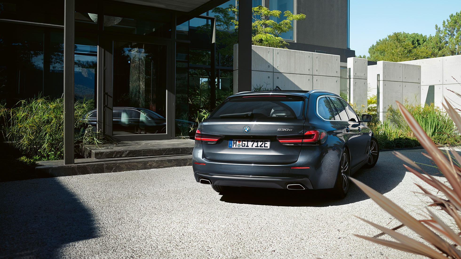 BMW 5 serijos Touring G31 galinio bamperio apdaila ir netaisyklingos formos išmetimo vamzdžiai Galinio bamperio apdaila ir netaisyklingos formos išmetimo vamzdžiai, BMW 5 serijos Touring G31 Facelift 2020 pilkos Sophisto Grey spalvos, priartintas vaizdas iš galo