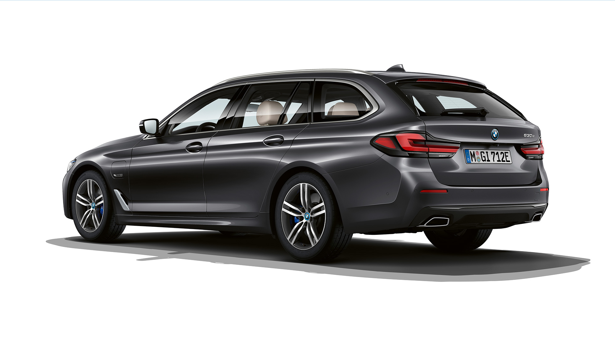 BMW 5 serijos Touring G31 bazinės komplektacijos, vaizdas iš galo BMW 5 serijos Touring 530i G31 2020 bazinės komplektacijos pilkos Sophisto Grey spalvos trijų ketvirčių vaizdas iš galo