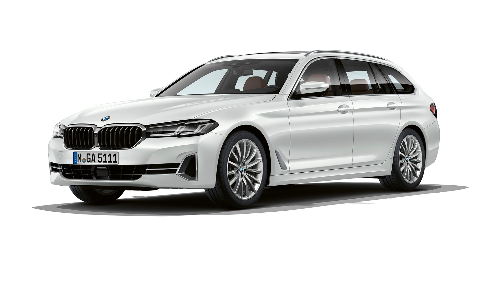 BMW 5 serijos Touring G31 Luxury Line, vaizdas iš priekio BMW 5 serijos Touring 530i G31 Luxury Line baltos Mineral White spalvos, trijų ketvirčių vaizdas iš priekio