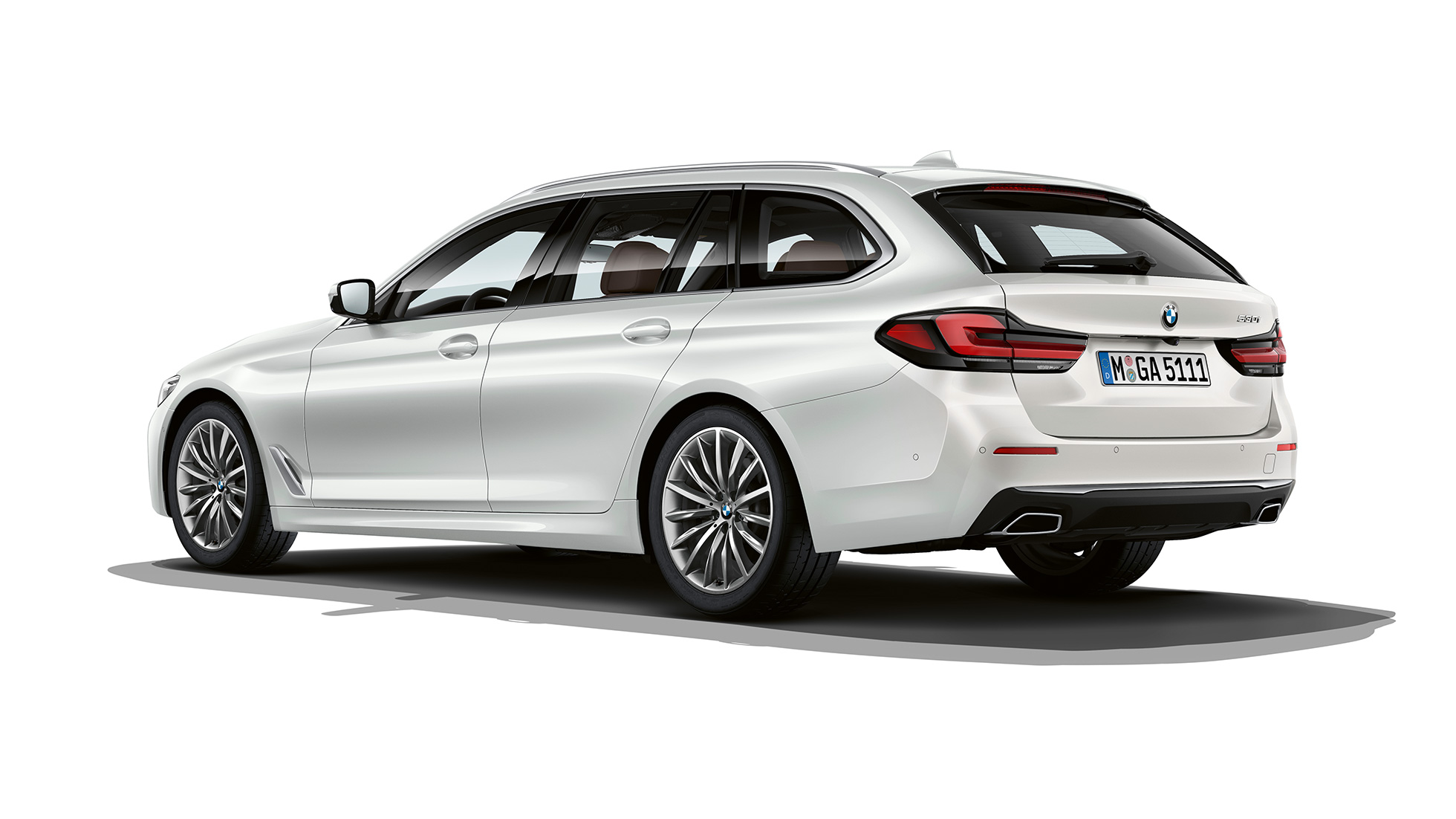 BMW 5 serijos Touring G31 Luxury Line vaizdas iš galo BMW 5 serijos Touring 530i G31 Luxury Line baltos Mineral White spalvos, trijų ketvirčių vaizdas iš galo